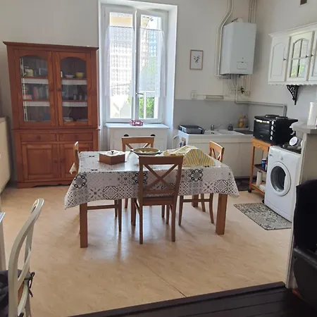 Du Faubourg Charrault Maixent L'ecole Tatil Evi Saint-Maixent-lʼÉcole